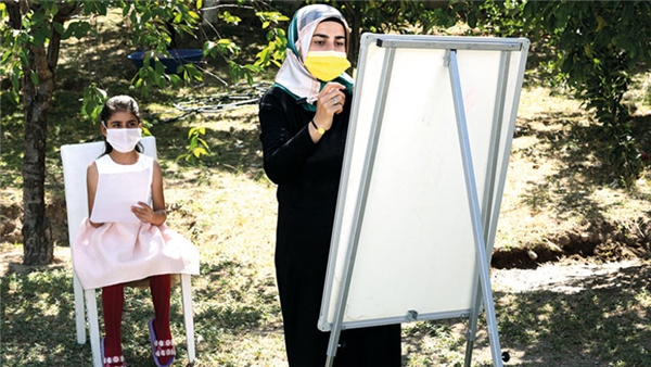 İnterneti olmayan öğrencilerinin kapısına gidip ders anlatıyor.
