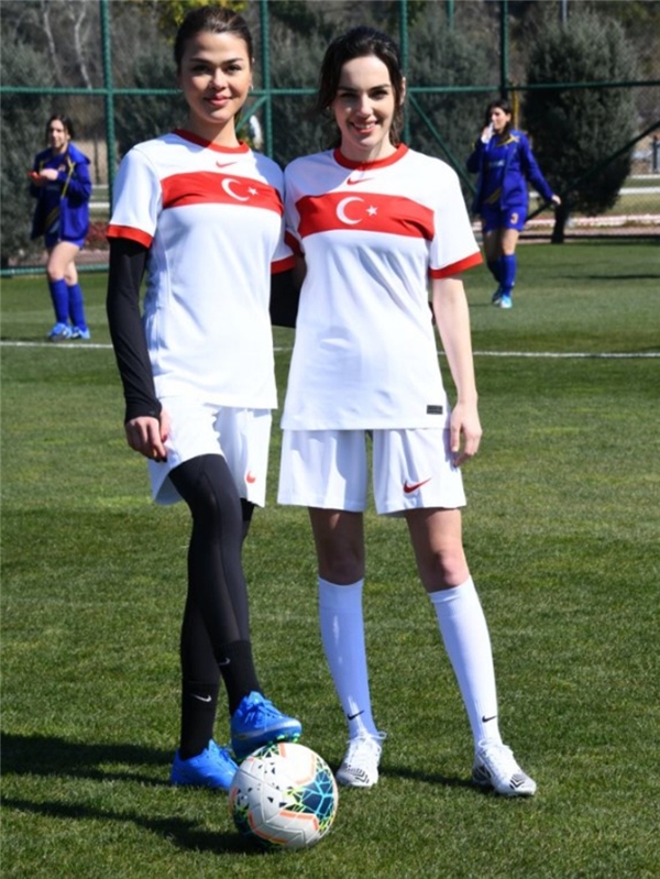 Ünlü kadınlar yeşil sahada