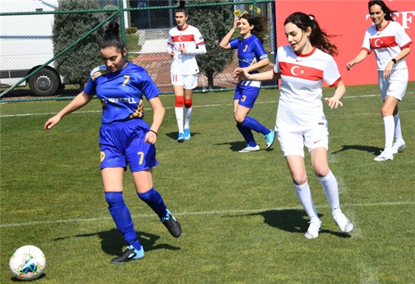 Ünlü kadınlar yeşil sahada