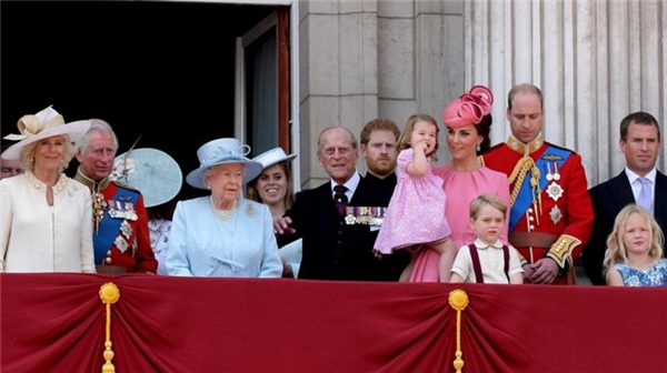 İngiliz Kraliyet ailesi ilk kez 'dibi' gördü: Artık yeter, hepsi gitsin!