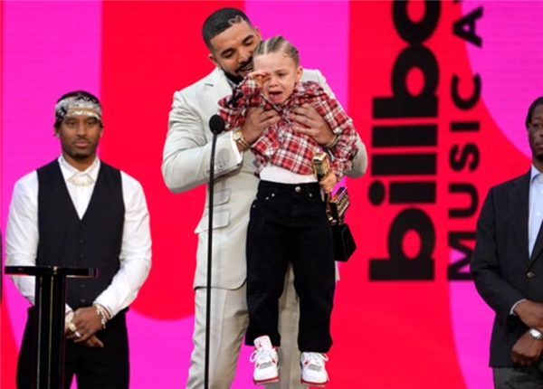 Billboard Müzik Ödülleri dağıtıldı: Anneler- babalar, çocuklar, sevgililer hepsi bu gecede buluştu