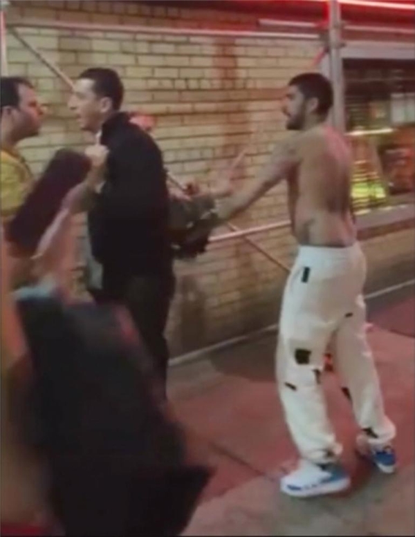 Öfkeden deliye dönene Zayn Malik, bar kapısında üstsüz kavga etti