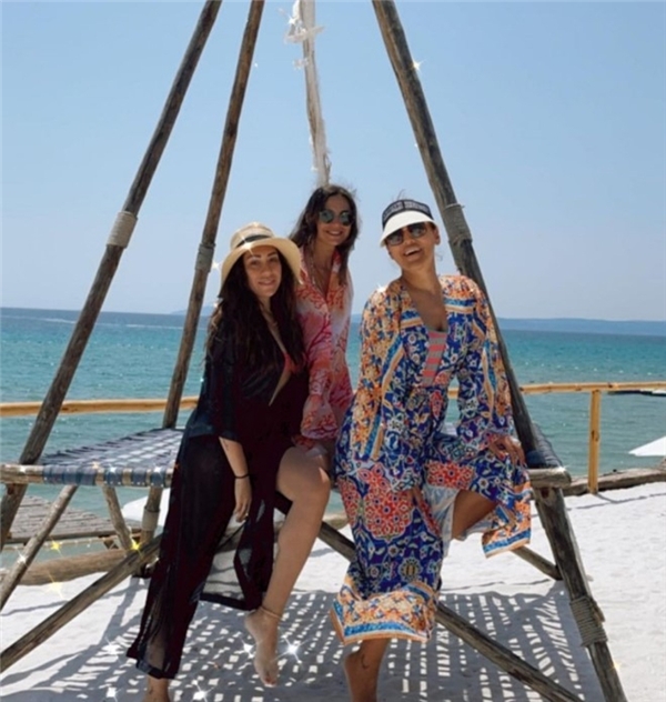 <a class='keyword-sd' href='/demet-akalin/' title='Demet Akalın'>Demet Akalın</a> <a class='keyword-sd' href='/cesme/' title='Çeşme'>Çeşme</a> tatilinde