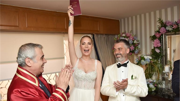 <a class='keyword-sd' href='/tugba-ozerk/' title='Tuğba Özerk'>Tuğba Özerk</a> evlendi
