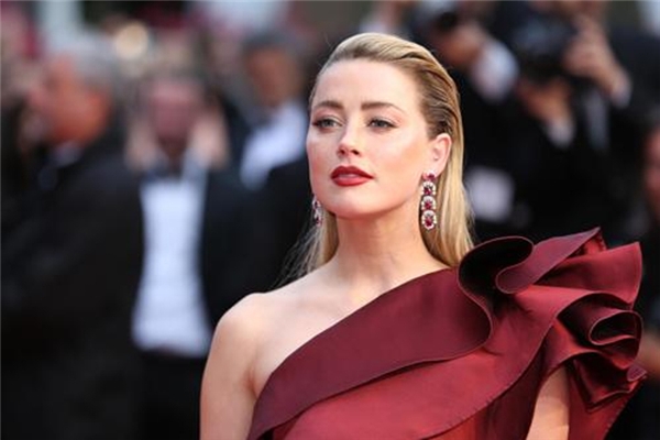 Güzel oyuncudan bebek sürprizi: Amber Heard anne oldu