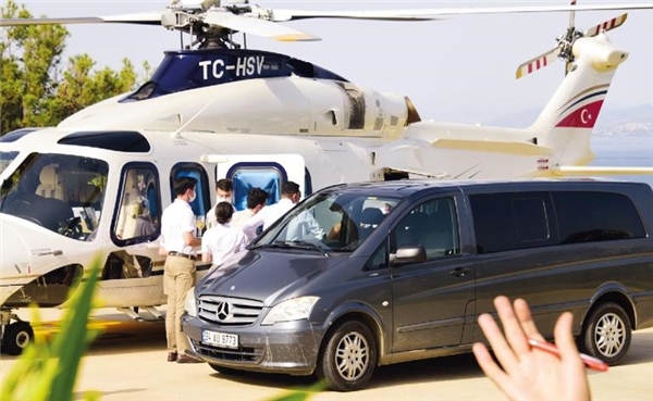 Katy Perry ve Orlando Bloom'dan İzmir turu... Helikopterle tarihe yolculuk