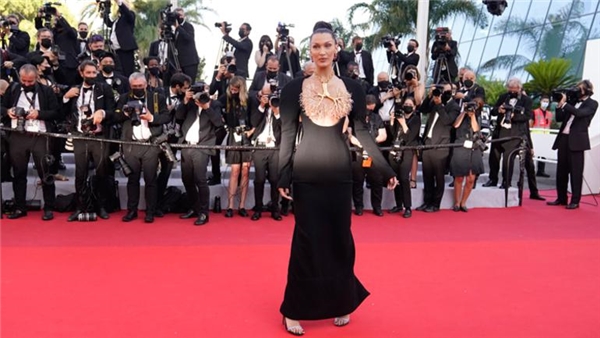 74. Cannes <a class='keyword-sd' href='/film-festivali/' title='Film Festivali'>Film Festivali</a>'ne Bella Hadid'in 