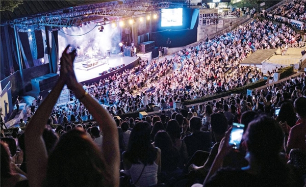 Konser maratonu başladı... Tan Taşçı Harbiye'ye bayrak dikti, Candan Erçetin Bodrum'da, Simge Bolu'da fırtına gibi esti