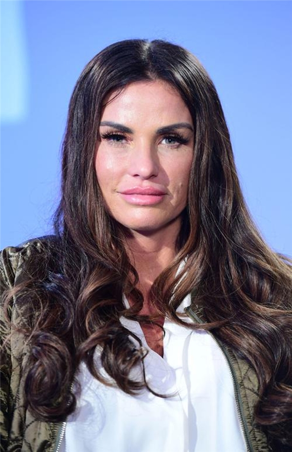 Katie Price estetiğe doyamıyor, eski kocası kızdı: Bari biraz çocuklarını düşün!