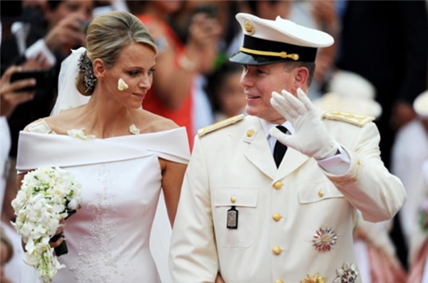 Monako Prensesi Charlene dört saat sürecek bir operasyon için bıçak altına yatıyor