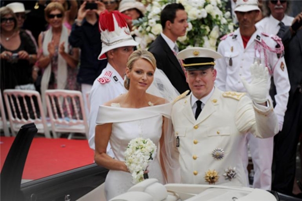 Monako Prensesi Charlene dört saat sürecek bir operasyon için bıçak altına yatıyor