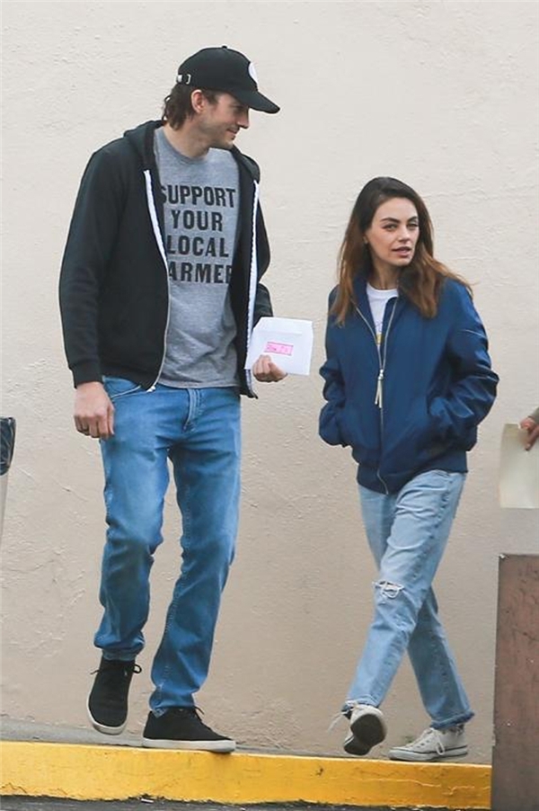 Mila Kunis ve Ashton Kutcher'dan şok itiraf: Çocuklar iyice kirleninceye kadar bekliyoruz