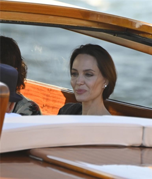 Angelina Jolie kızı Shiloh ile Venedik'te: Kim bilir kaç bin dolarlık 'patates çuvalı'