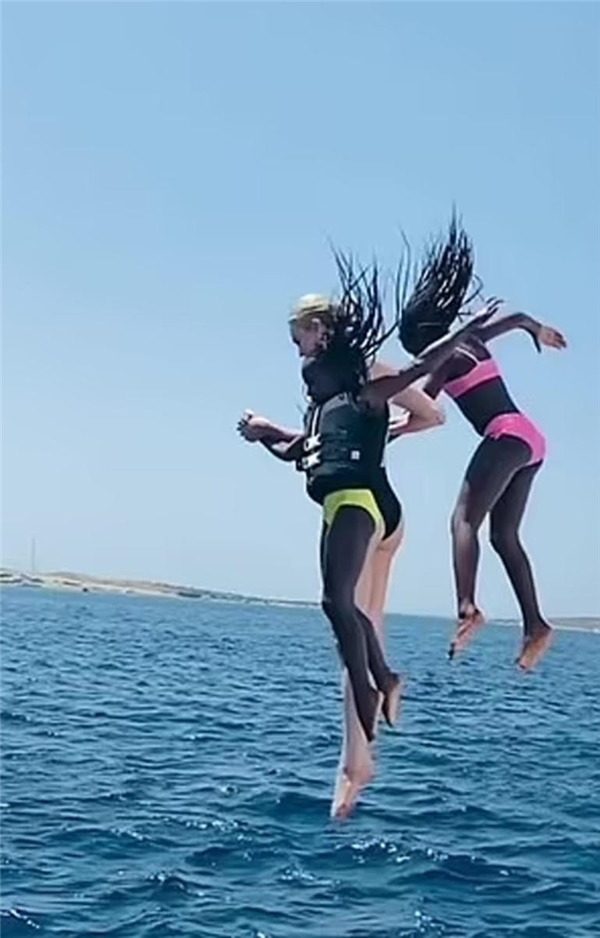 Charlize Theron ve çocukları denizle böyle buluştu: Metrelerce yüksekten atladılar