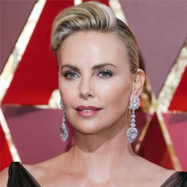 Charlize Theron ve çocukları denizle böyle buluştu: Metrelerce yüksekten atladılar