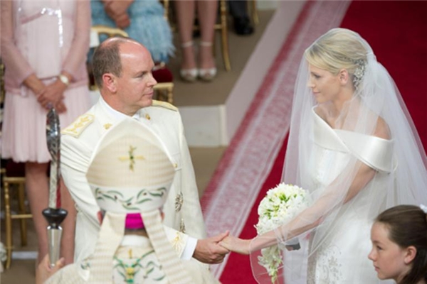 Kraliyet düğünlerinin şoke eden sırları: En özel günde öyle bir şey giymişler ki