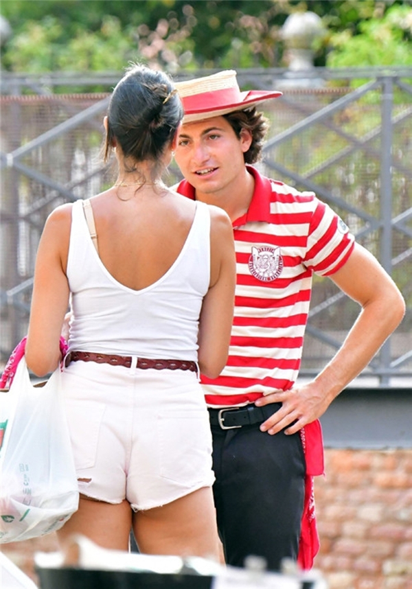 Melanie Sykes yarı yaşındaki gondolcu aşkından ayrı kalamadı