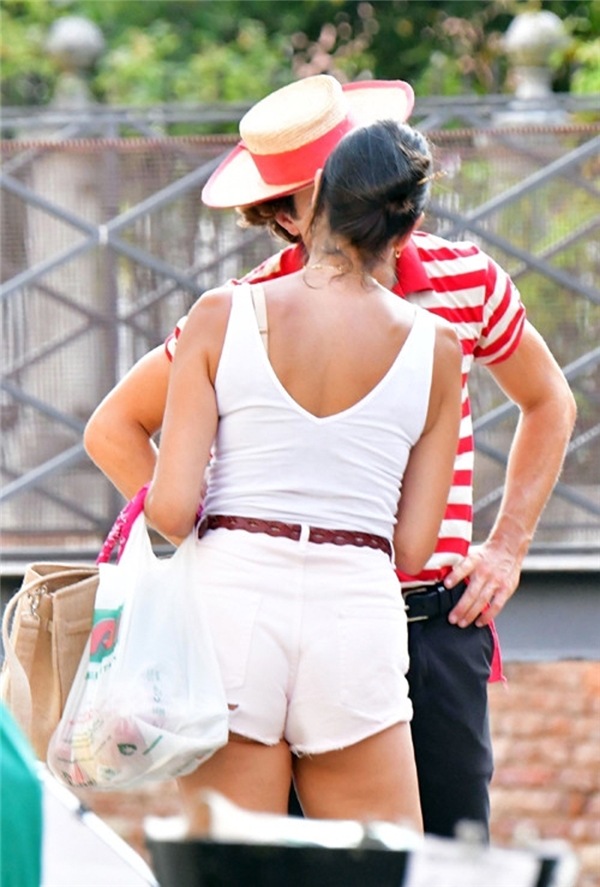 Melanie Sykes yarı yaşındaki gondolcu aşkından ayrı kalamadı