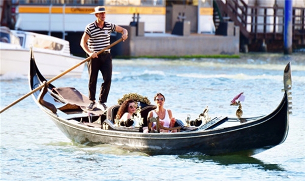 Melanie Sykes yarı yaşındaki gondolcu aşkından ayrı kalamadı