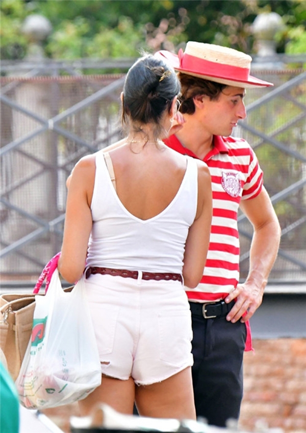 Melanie Sykes yarı yaşındaki gondolcu aşkından ayrı kalamadı