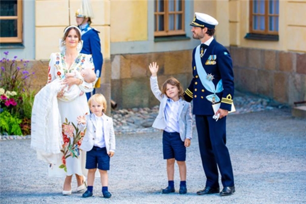 Prens Carl Philip ile Prenses Sofia'nın üçüncü oğulları Julian vaftiz edildi
