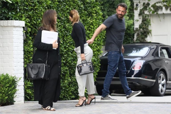Öpüşmeye siper oldu: Jennifer Lopez ve Ben Affleck'in aşk ateşi sönmedi