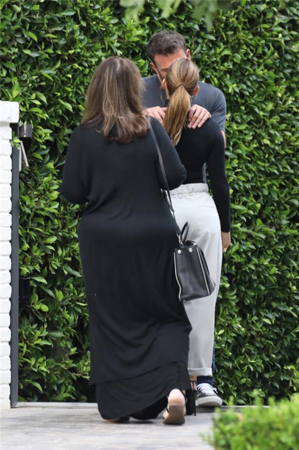 Öpüşmeye siper oldu: Jennifer Lopez ve Ben Affleck'in aşk ateşi sönmedi