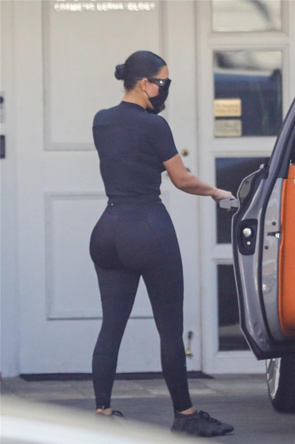 Sanki bir eksiklik var: Kim Kardashian kalçasını mı küçülttü?