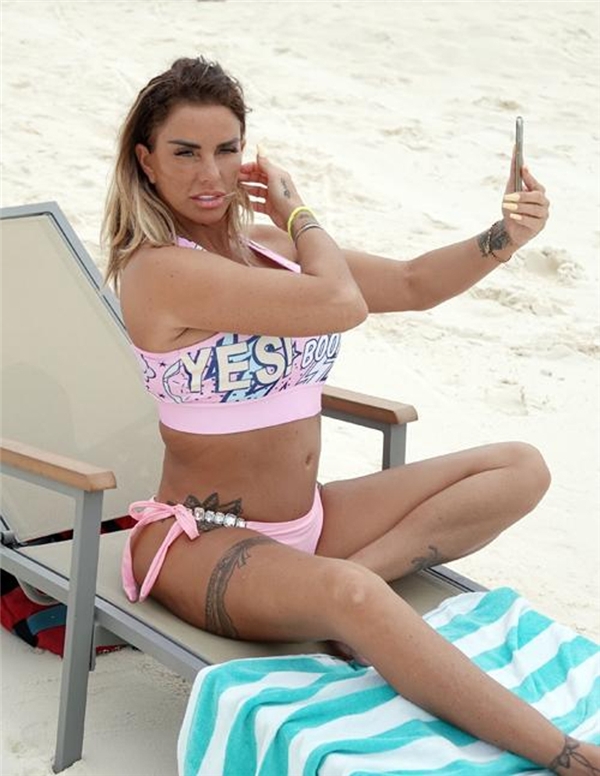 Katie Price, estetik operasyon videolarından para kazanıyor