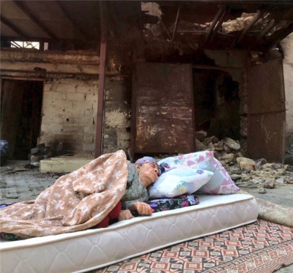 Demet Akalın yangınlarda evini kaybeden Fatma Öksüzoğlu'na verdiği sözü tuttu!