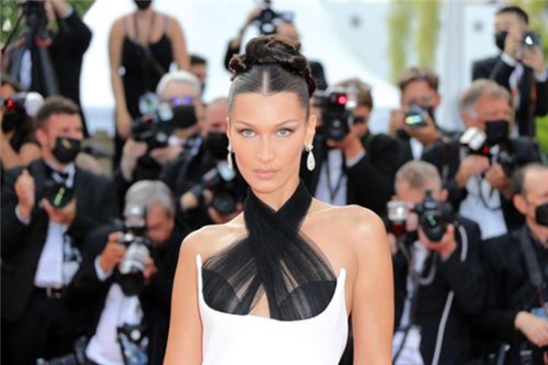 Bella Hadid: Cinsel obje gibi görünmek için elimden geleni yaptım