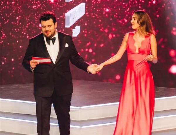 Miss Turkey 2021 finalinde Eser ve Berfu Yenenler arasında güldüren diyalog!