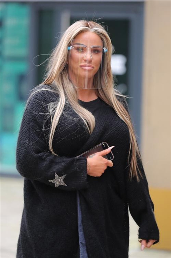 Katie Price kuaförde kebap ziyafeti çekti: Bahaneyle yüzüğünü de gösterdi