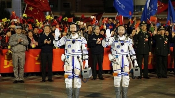 Shenzhou 11, İki Çinli Astronotla Uzaya Fırlatıldı