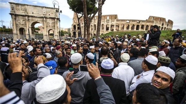 Roma'da Müslümanlar Protesto İçin Kolezyum'un Önünde Namaz Kıldı
