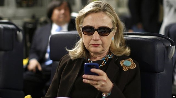 Clinton'ın E-posta Skandalı: Zamanlama Manidar Mı?