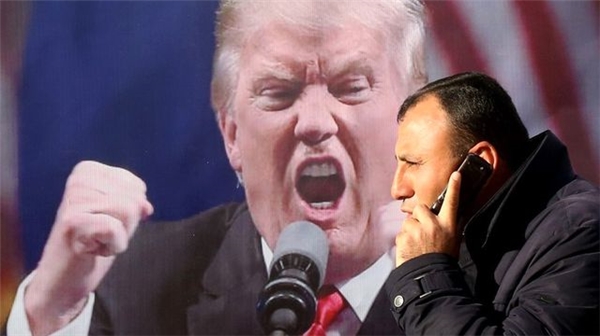 Nablus'da Trump'ı ortadoğu politikalarını protesto eden bir poster