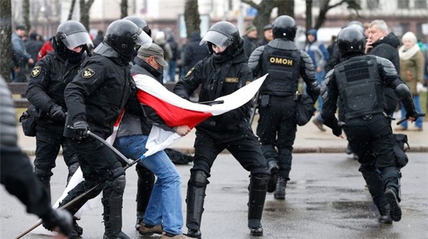 Belarus'ta Hükümetin Vergi Kararı İnsanları Sokaklara Döktü