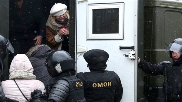 Belarus'ta Hükümetin Vergi Kararı İnsanları Sokaklara Döktü