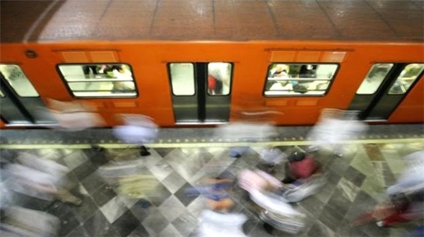 Meksika'da Metroya 'Penisli Koltuk' Konması Tepki Çekti