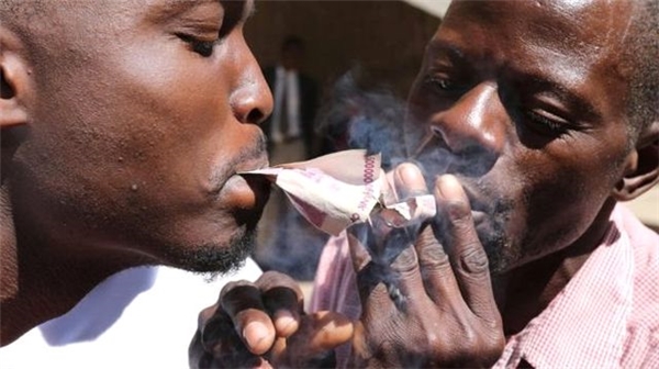 Enflasyonun % 231 Milyon Olduğu Zimbabve'de Düğün Takılarına Kredi Kartı Çözümü