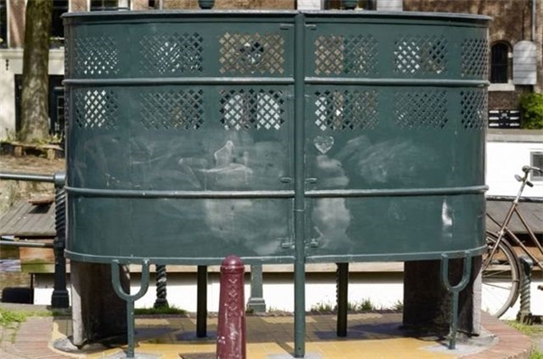 Hollanda'da Binlerce Kadından Pisuvara İşeme Eylemi