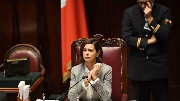 İtalya'da Lise Öğrencilerine Yalan Haberlere Karşı Eğitim Verilecek