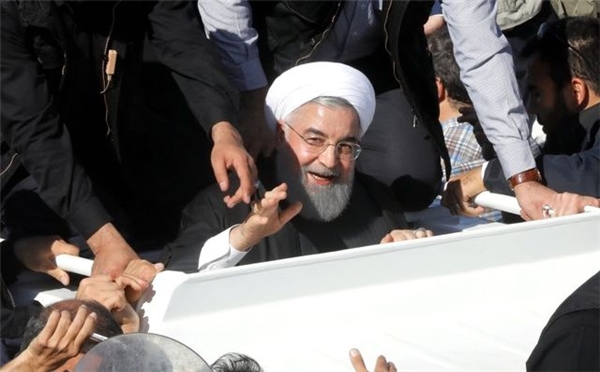 İran Cumhurbaşkanı Ruhani Deprem Bölgesinde Sordu: Bu Yıkımın Sorumlusu Kim?