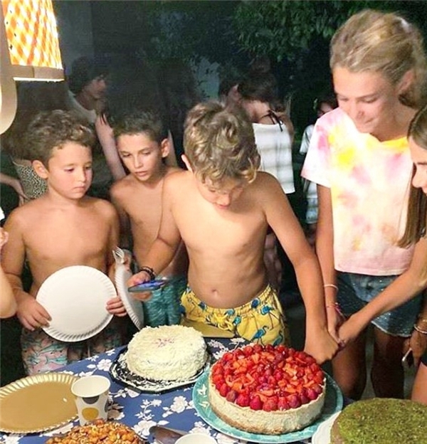 <a class='keyword-sd' href='/mustafa-sandal/' title='Mustafa Sandal'>Mustafa Sandal</a> eski eşinin de bulunduğu fotoğrafı önce paylaştı sonra sildi