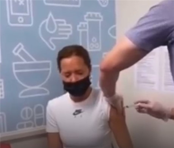 Tepki gösterenlere cevap verdi! Ebru Şallı, <a class='keyword-sd' href='/los-angeles/' title='Los Angeles'>Los Angeles</a>'a gidip aşı oldu