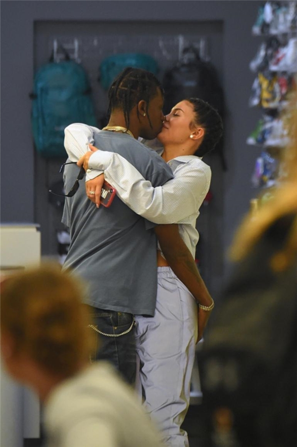Biz sevgiliyiz, ama hayatımıza başkaları da girebilir: Kylie Jenner ile Travis Scott 'açık ilişki' yaşıyor