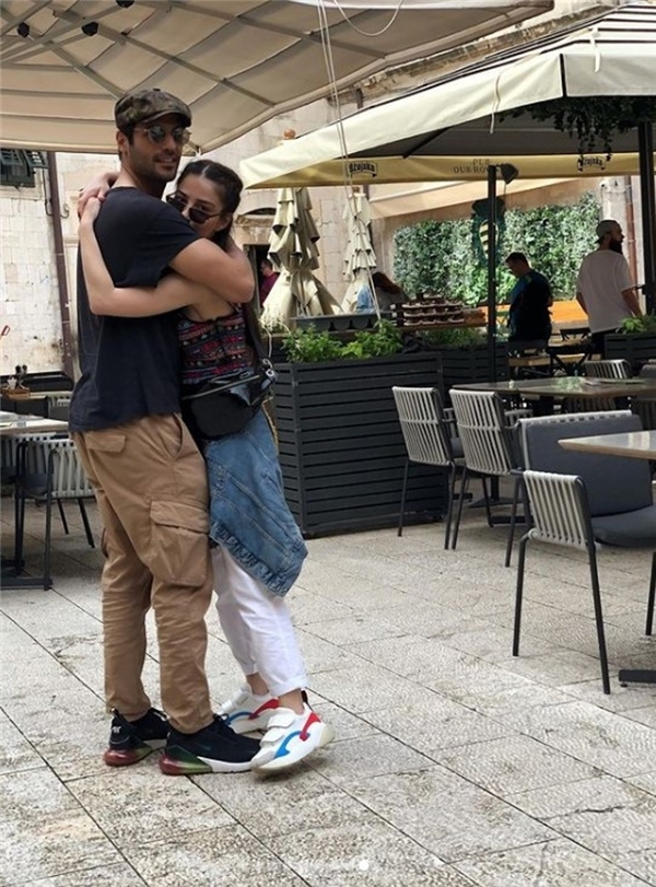 <a class='keyword-sd' href='/ozge-gurel/' title='Özge Gürel'>Özge Gürel</a>'den <a class='keyword-sd' href='/serkan-cayoglu/' title='Serkan Çayoğlu'>Serkan Çayoğlu</a>'na romantik kutlama: Bebeğim aşırı seviyorum!