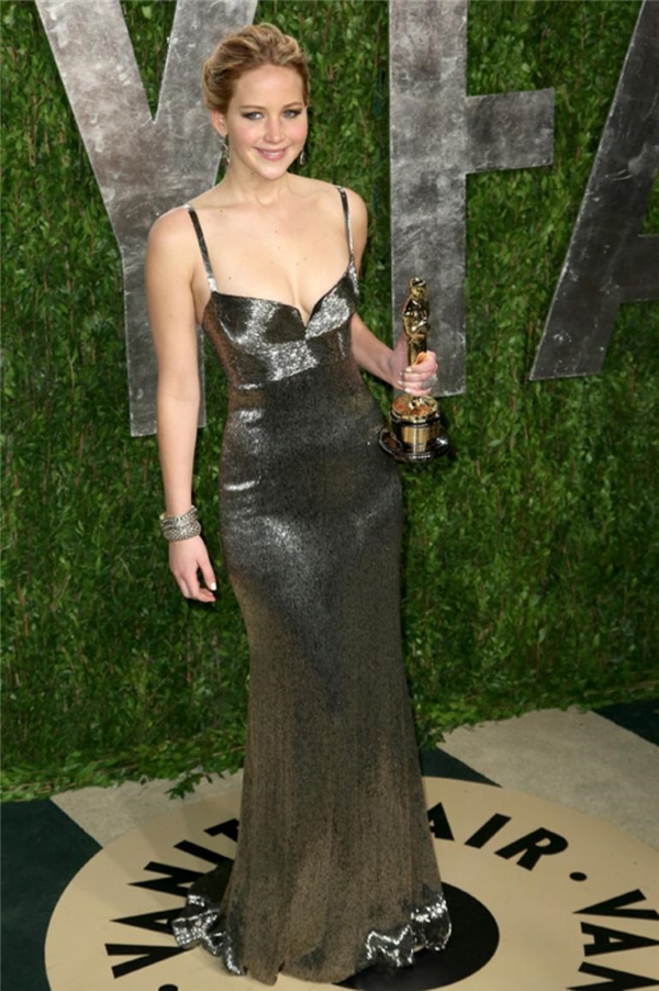 Jennifer Lawrence'ın kıyafet tercihi olay oldu: Elbise dar geldi