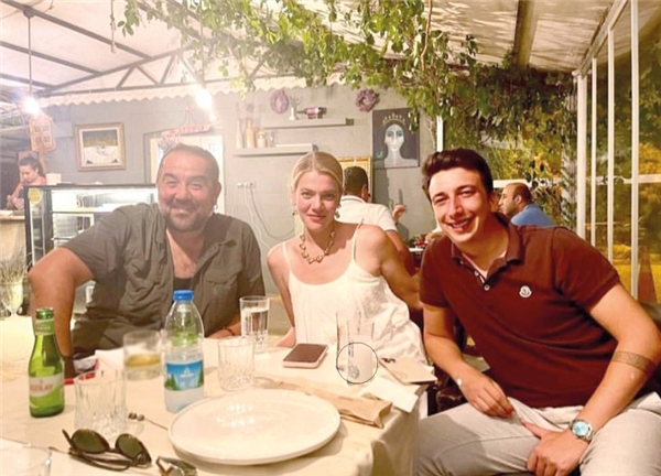 <a class='keyword-sd' href='/derya-sensoy/' title='Derya Şensoy'>Derya Şensoy</a> ve sevgilisi <a class='keyword-sd' href='/ata-demirer/' title='Ata Demirer'>Ata Demirer</a> ile buluştu